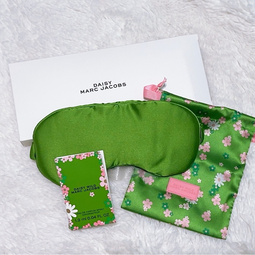 NEW DAISY WILD MARC JACOBS EYE MASK & POUCH
